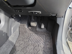 運転席足元